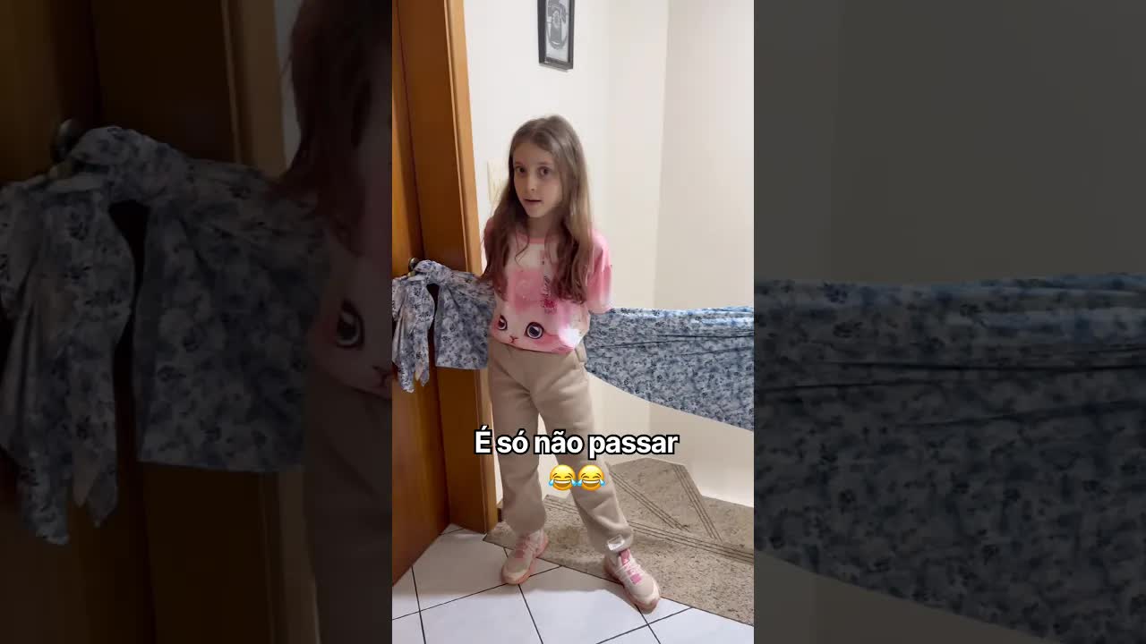 Irmã caçula faz barreira para impedir saída