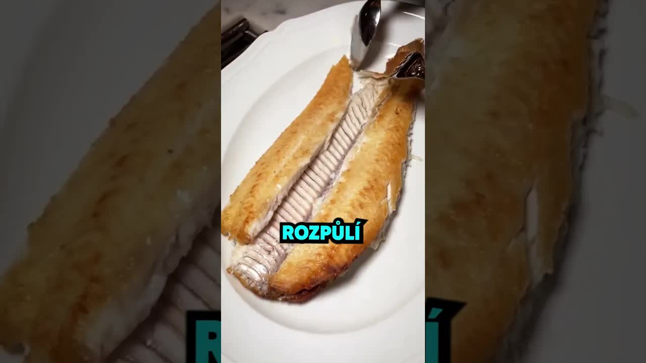 Číšník vykostí celou rybu před vámi