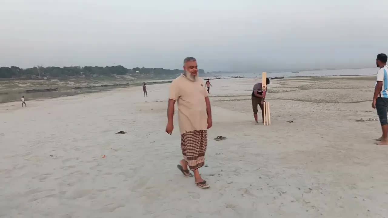 পদ্মা নদীতে ক্রিকেট খেলা