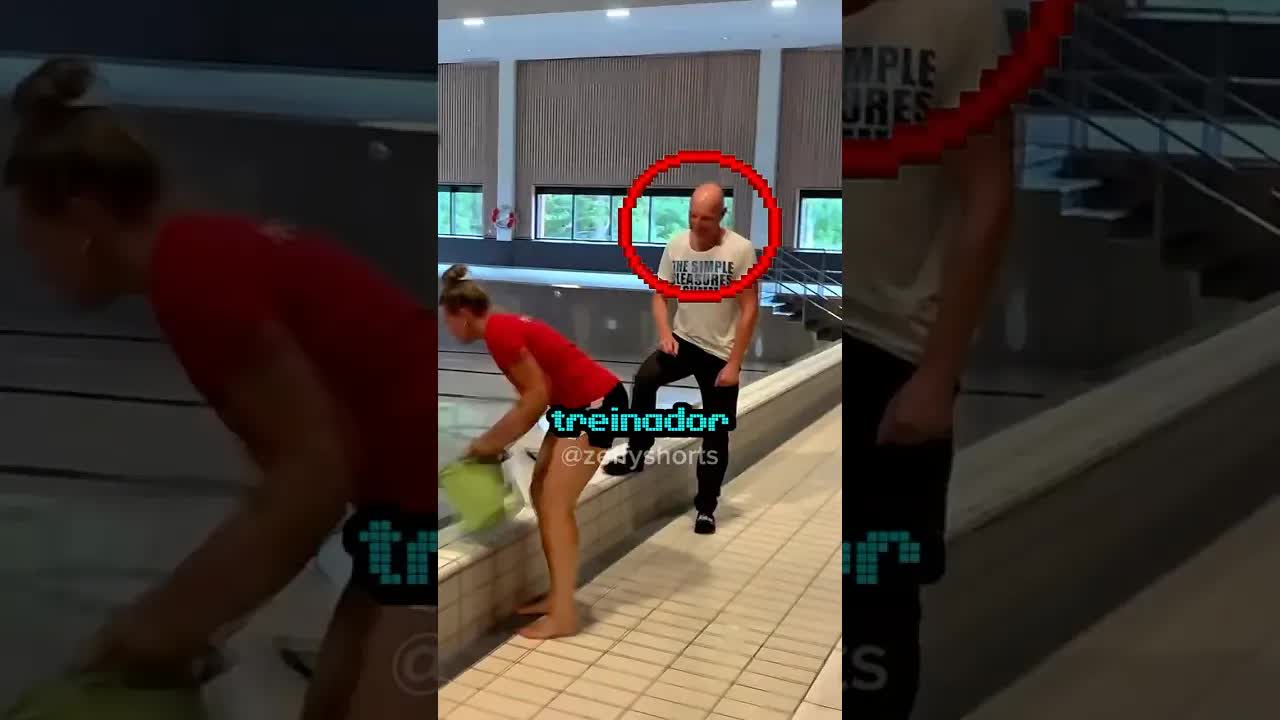 Meninas enganam o treinador para encher a piscina