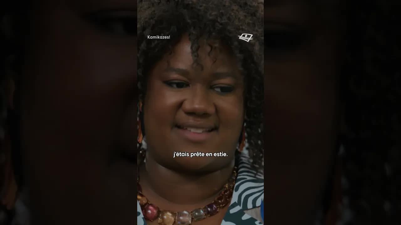 Être la première à sortir de l'avion