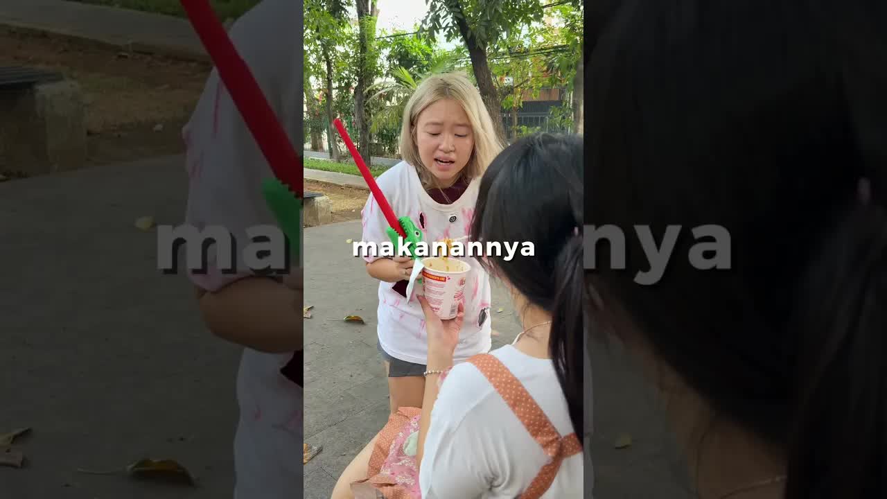 Anak Baik Berbagi Makanan dengan Ibu Lapar
