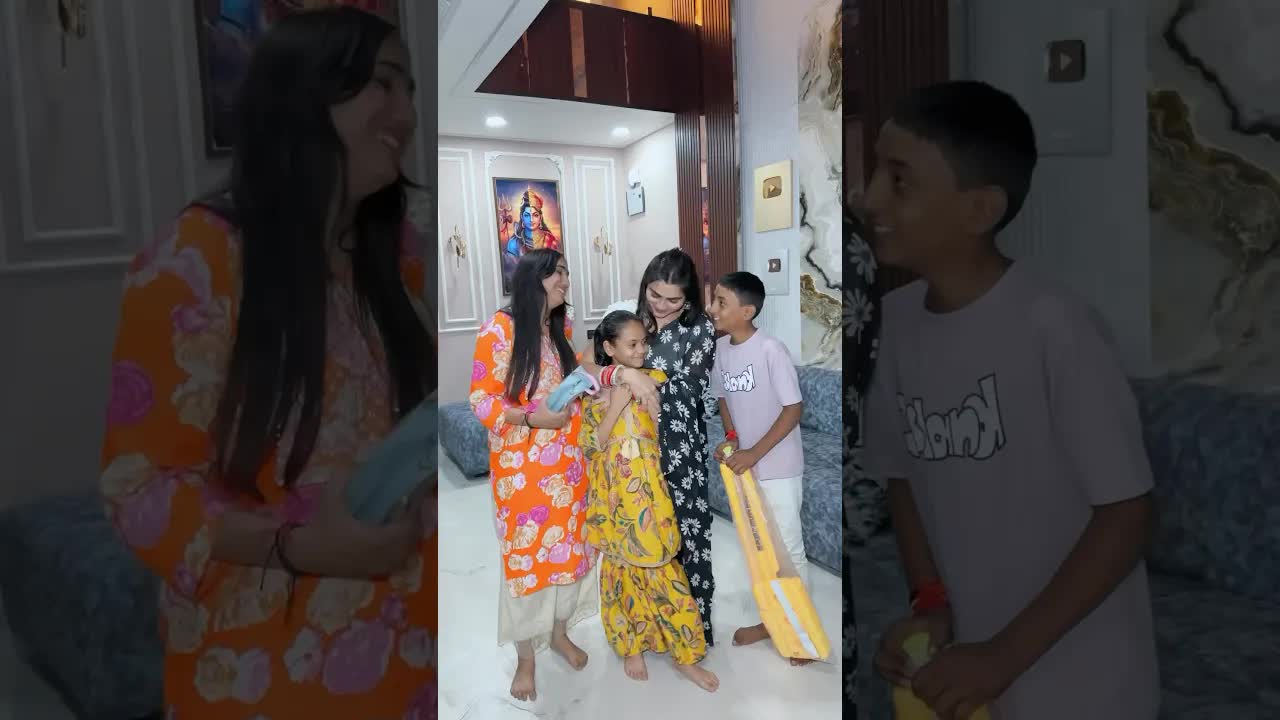 बच्चों की ख़ुशी और मम्मी के तोहफ़े