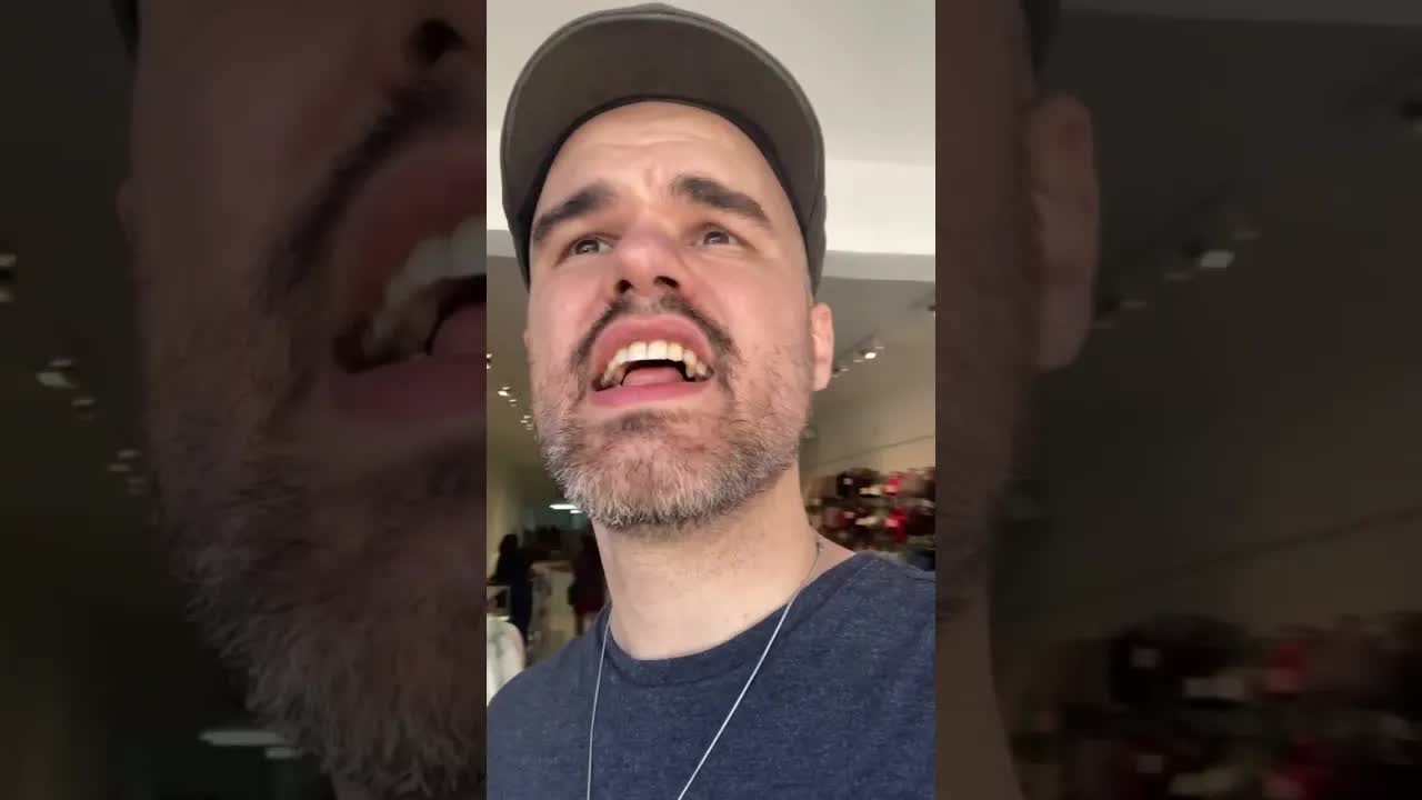 Alekso butikumas en Fortaleza antaŭ TAKE