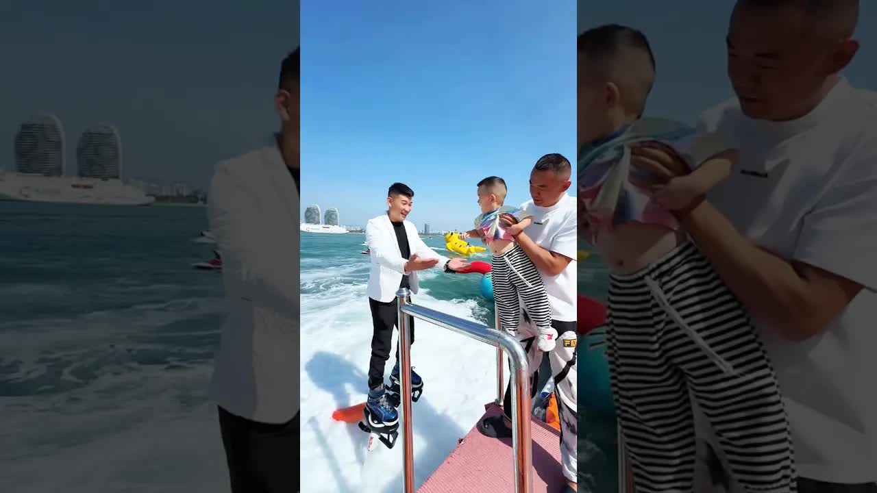 الأب يرفع ابنه عالياً فيخاف الطفل