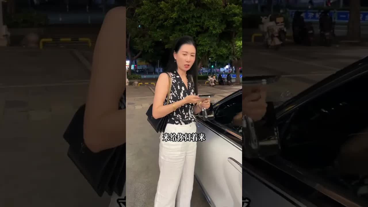 老板娘要加钱才肯开锁