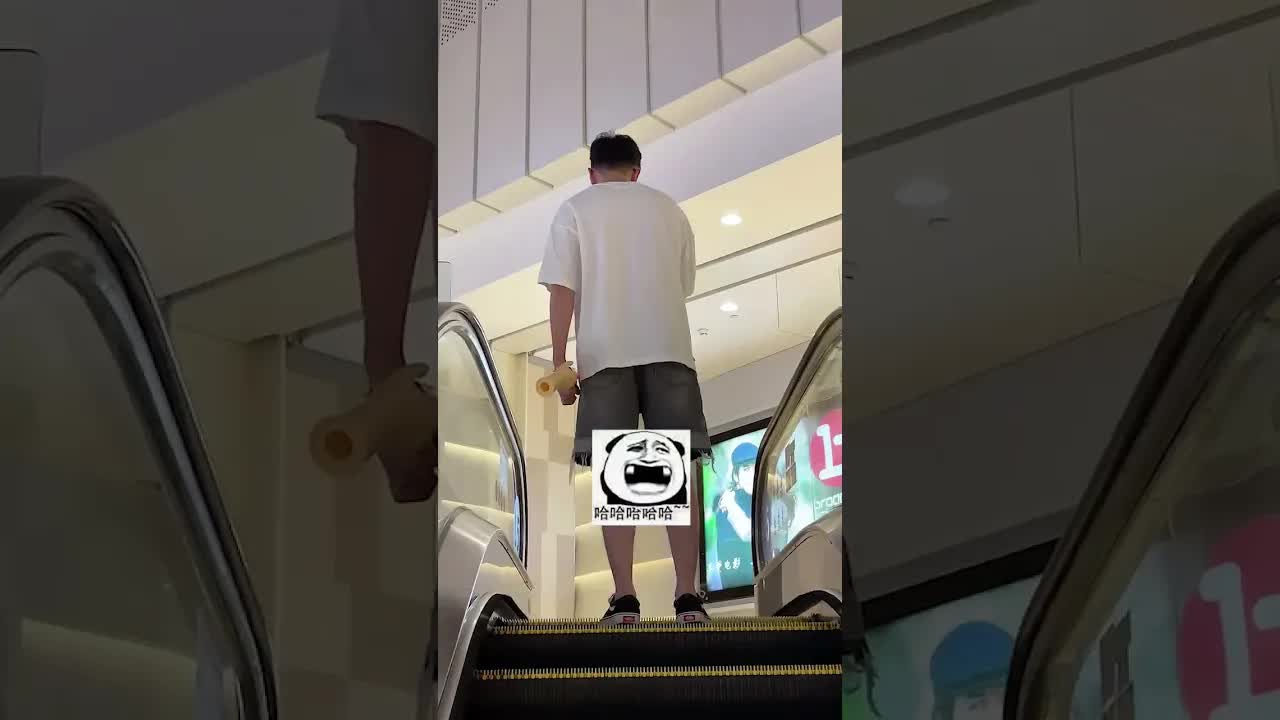 男友逛街总看手机被女友整蛊