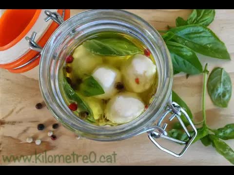 Preparació de mozzarella marinada amb alfàbrega