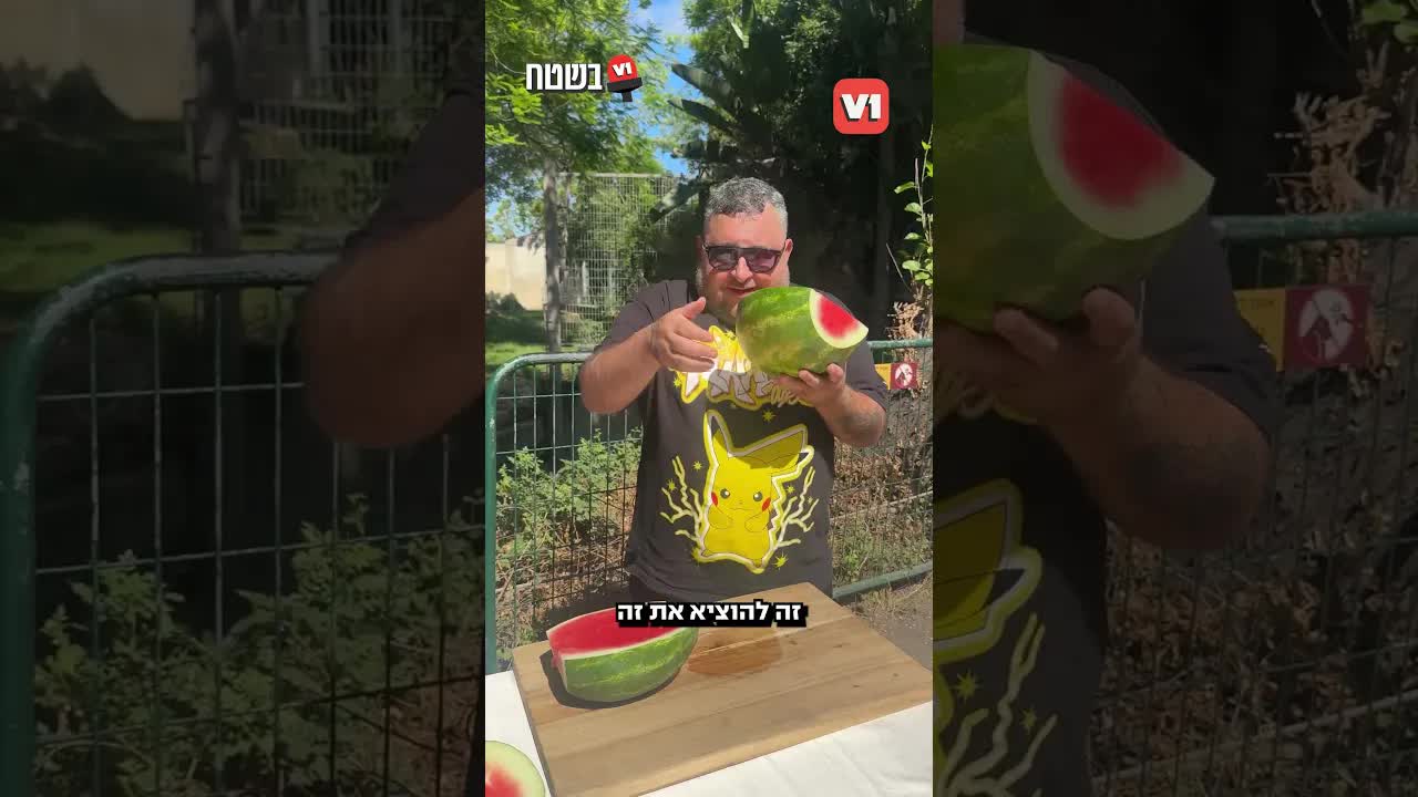 ניסים מזרחי מאכיל את חיות הספארי באבטיחים
