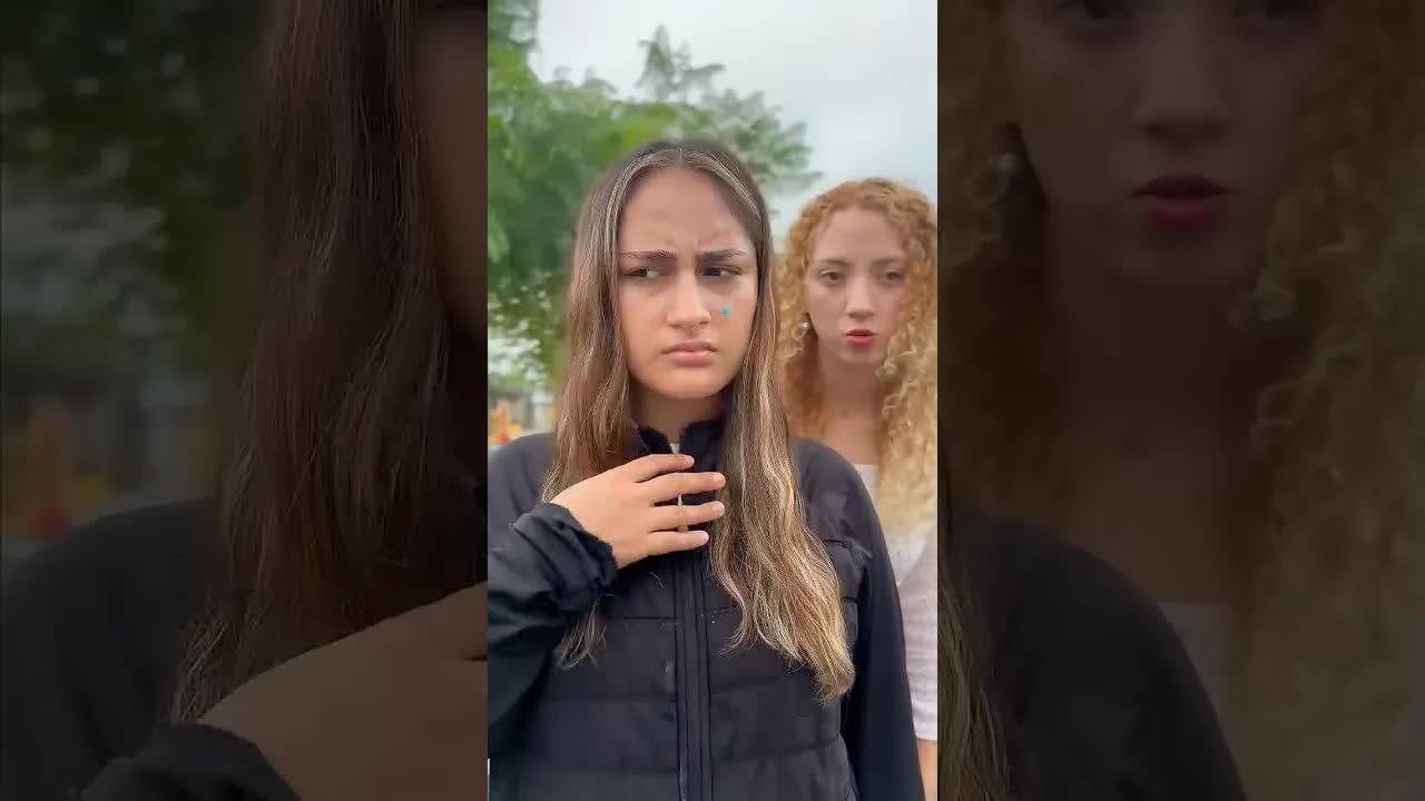 Primera cita interrumpida por una advertencia misteriosa