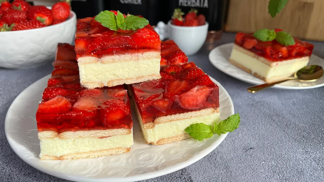 Przepis na budyniowiec bez pieczenia z truskawkami