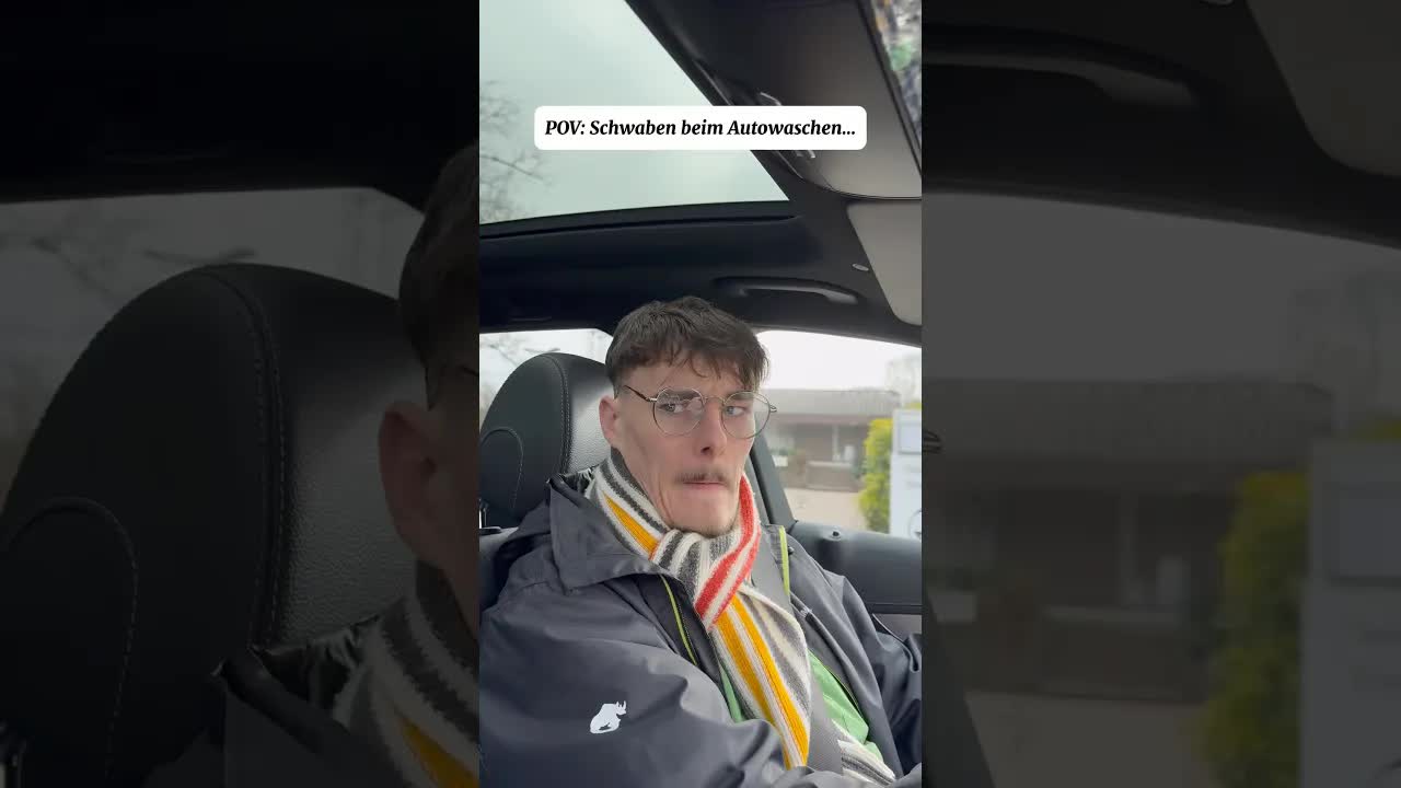Vater und Sohn waschen das Auto