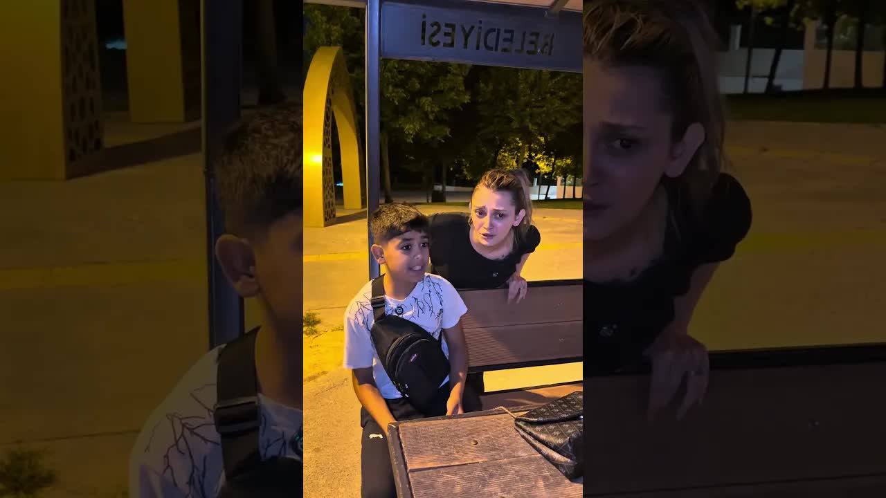 Kezban Parkta Kaybolan Topu Arıyor