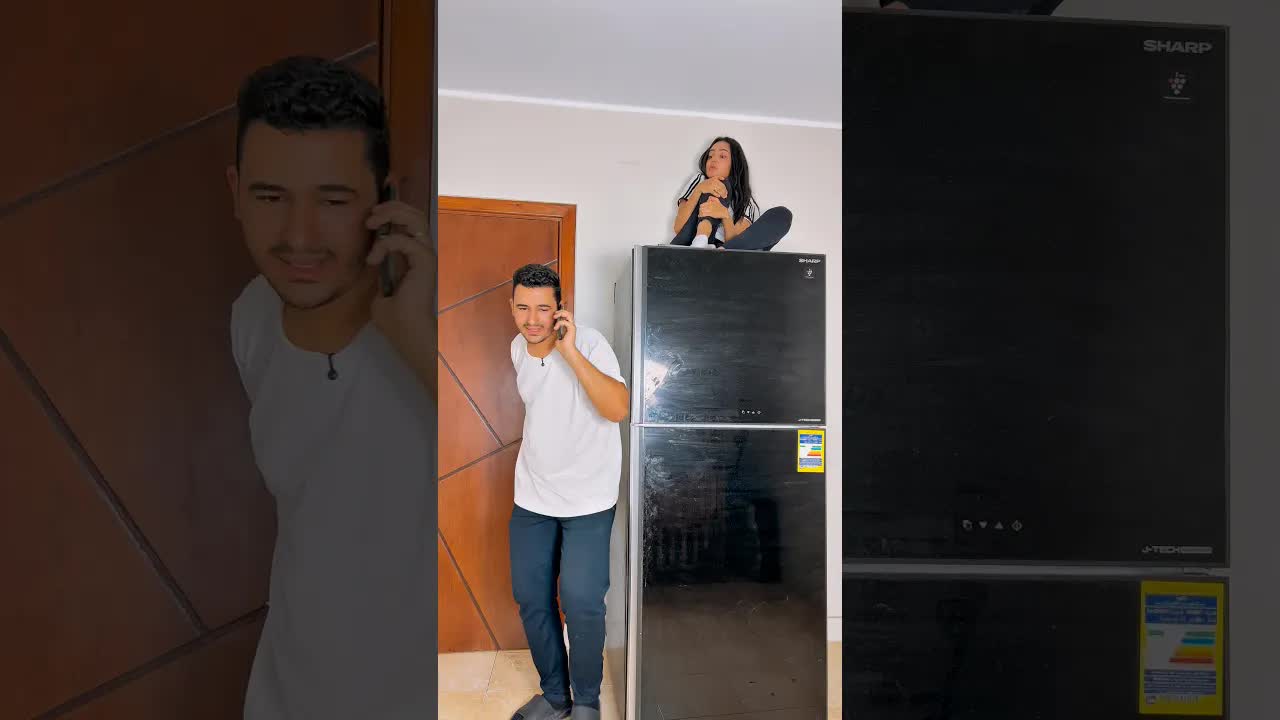 زوجين يمزحون على بعض بأسلوب طريف