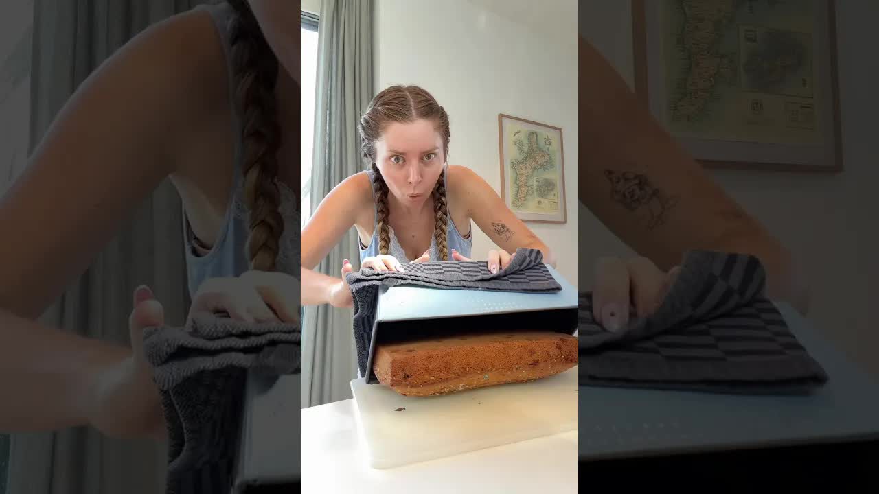 Paula backt einen Kuchen aus Make-up