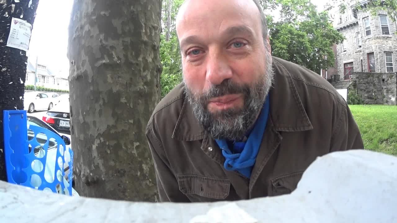 Serĉante kafon kaj Chuck Smith en Filadelfio