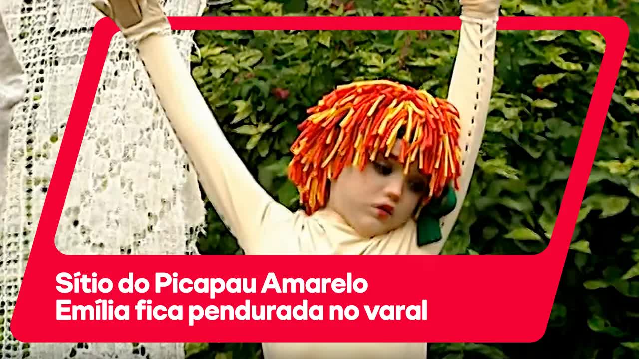 A Emília pendurada no varal para secar