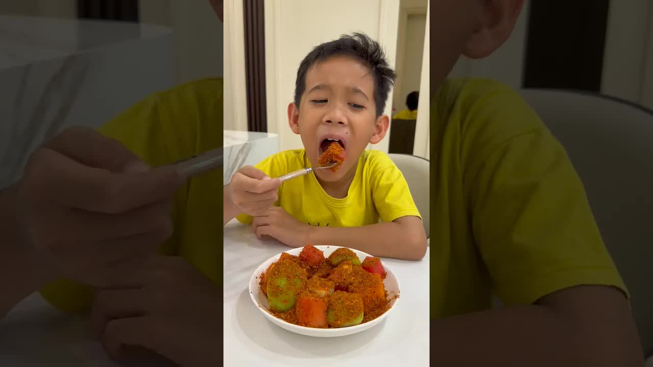 Keizo Tantangan Makan Rujak Super Pedas