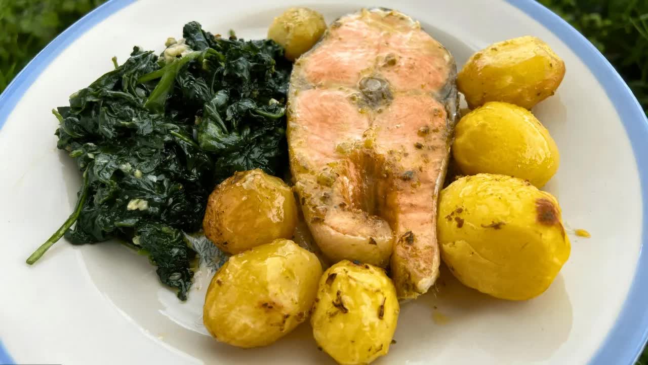 Salmão assado com batatas e espinafres