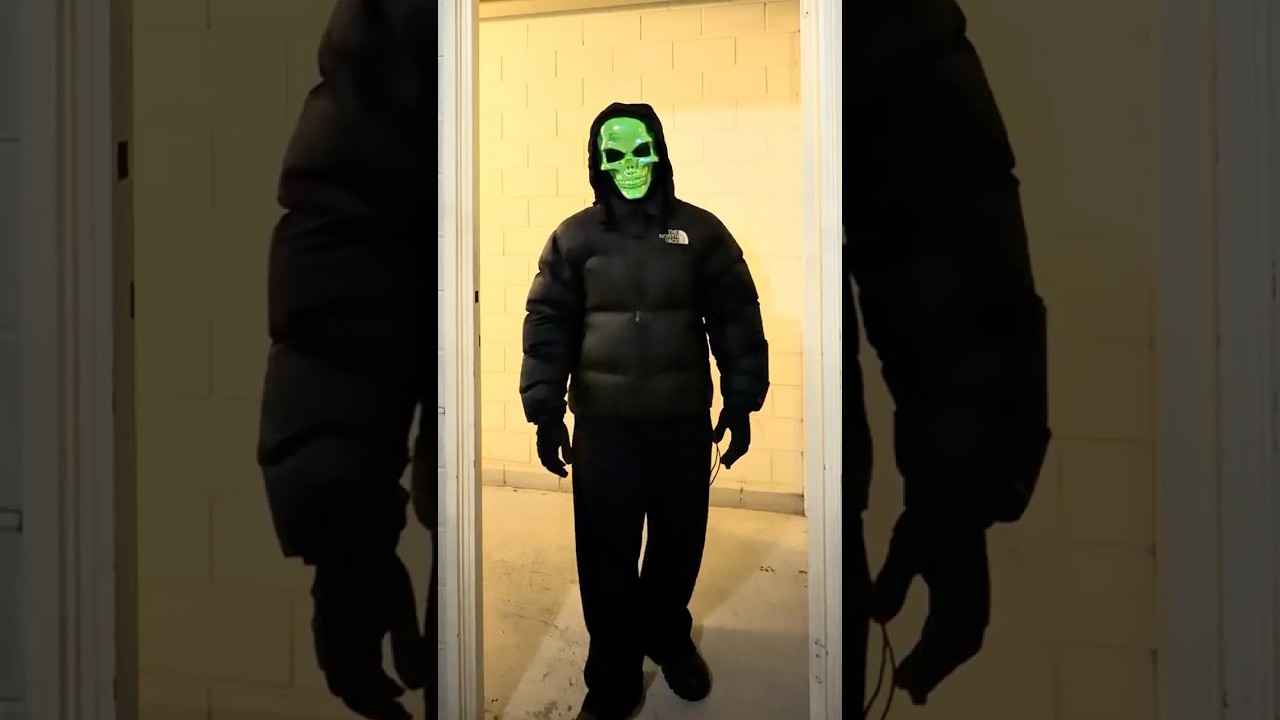 Kun joku koputtaa oveen ja olet yksin kotona