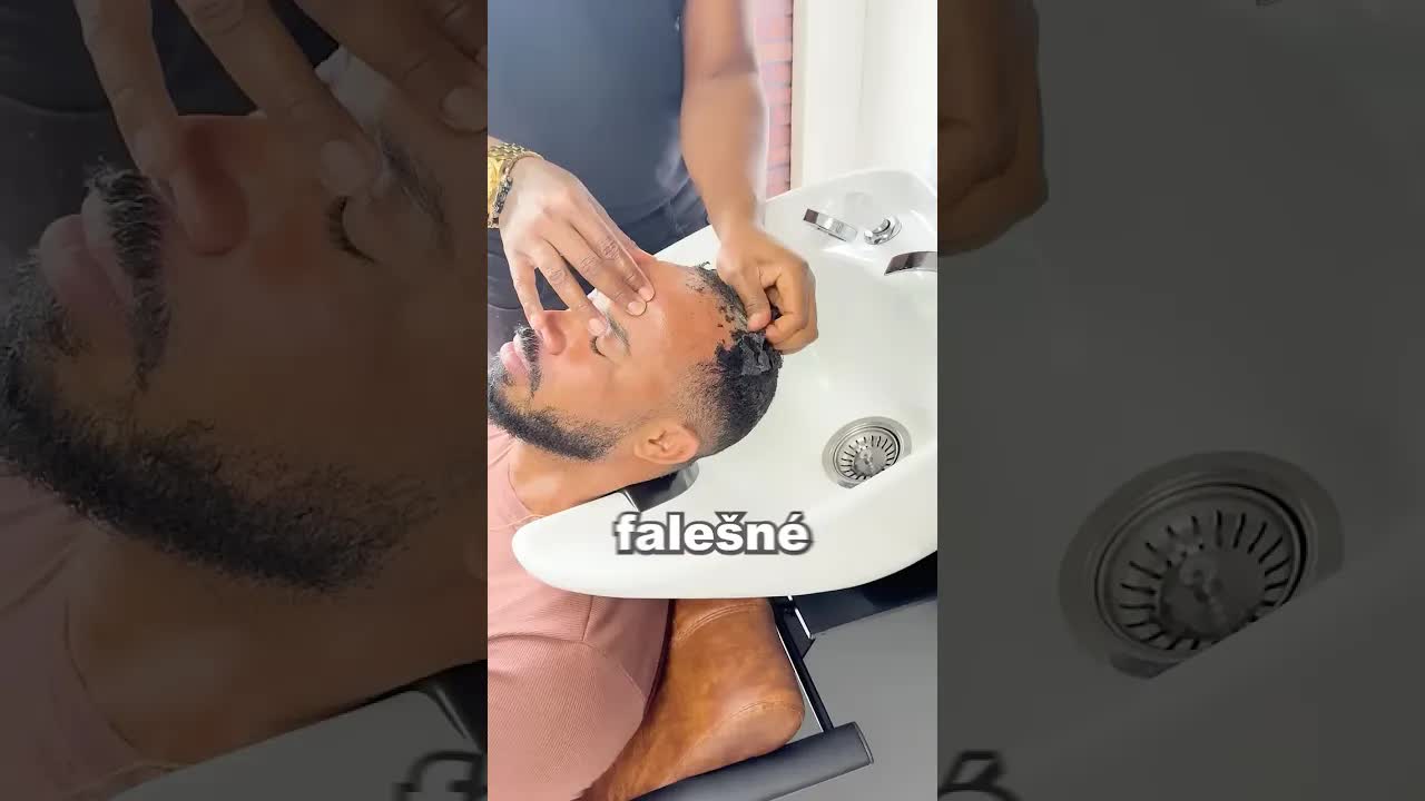 Otec si nalepil paruku na fotbalový zápas