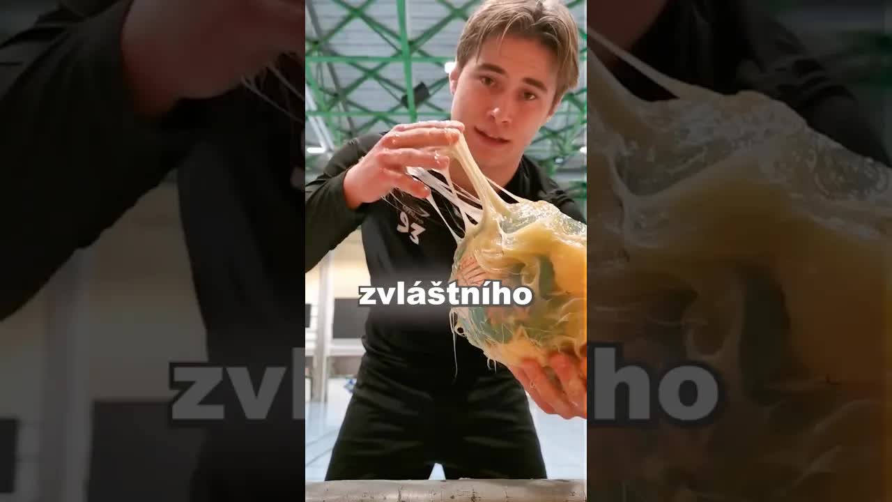Jak házenkáři čistí lepkavé míče po zápase
