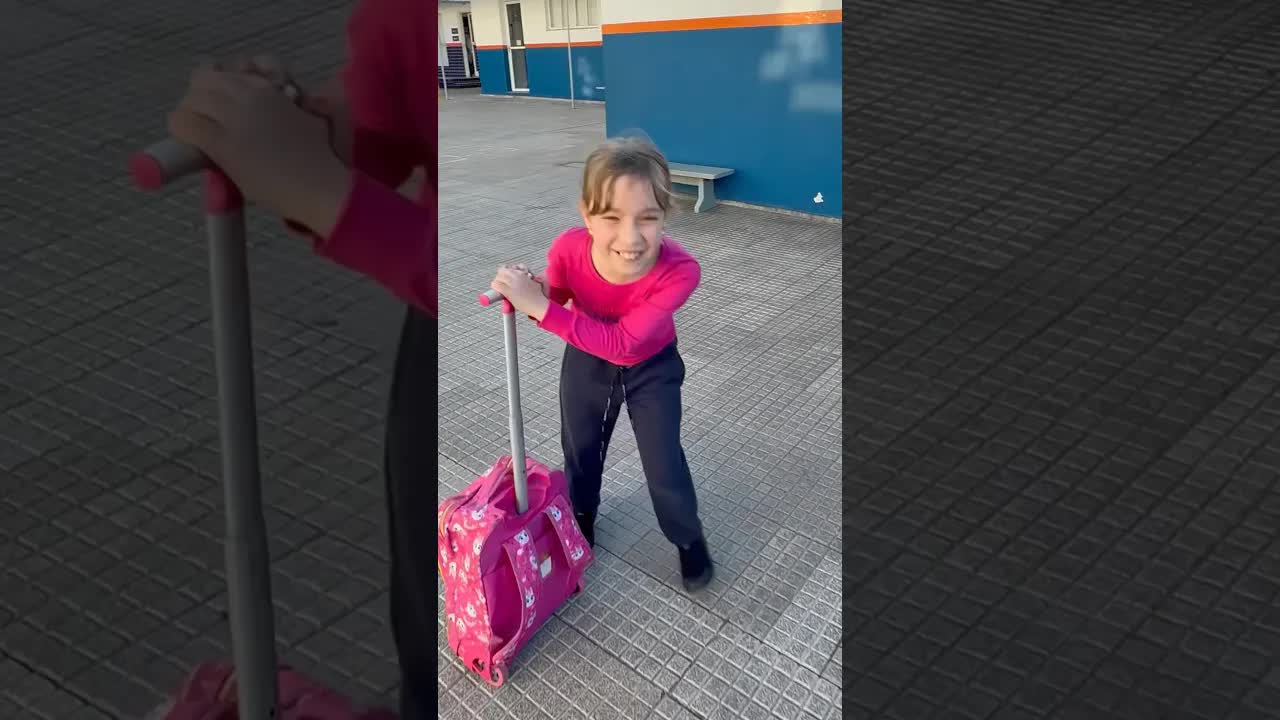 A mochila foi esquecida na escola