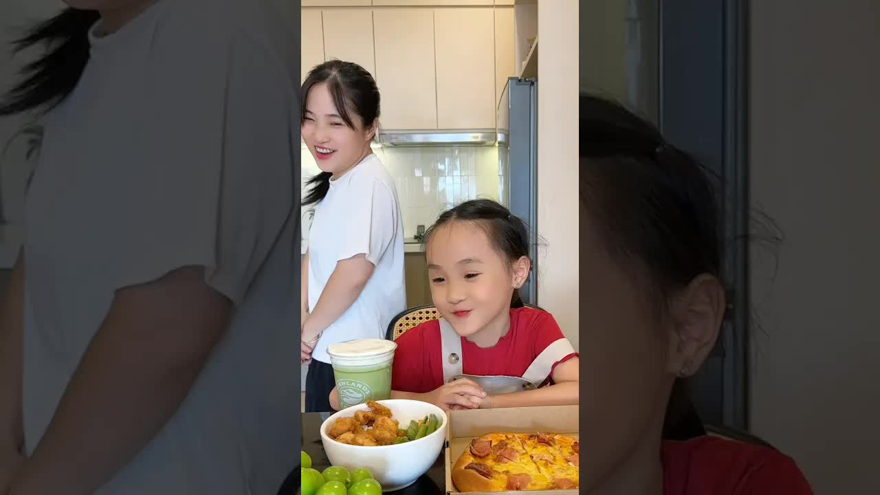 Ori và mẹ ăn pizza cùng nhau