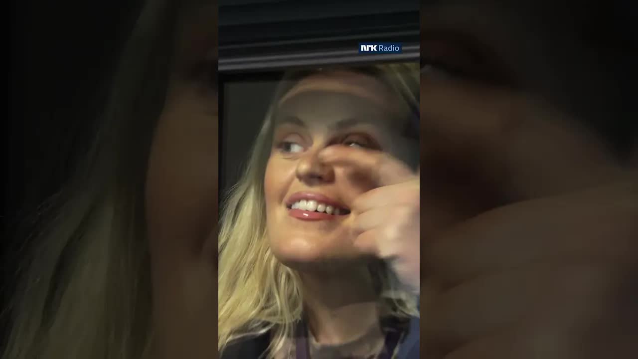 Nora prøver å få seg venner på en rar måte