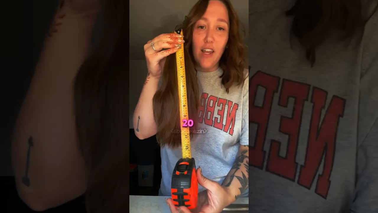 Mulher choca-se ao medir cabelo doado
