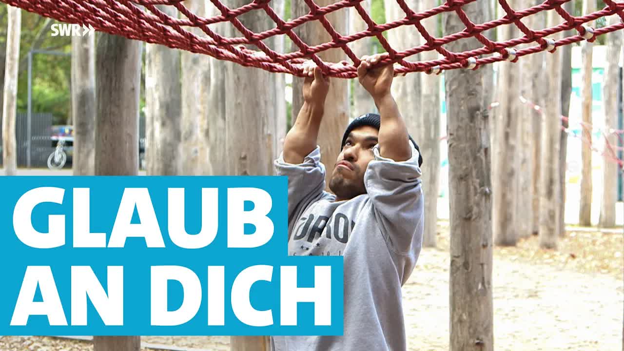 Kleinwüchsiger inspiriert mit Parkour