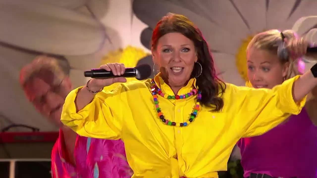 Lotta Engberg sjunger Fyra bugg och en Coca-Cola live