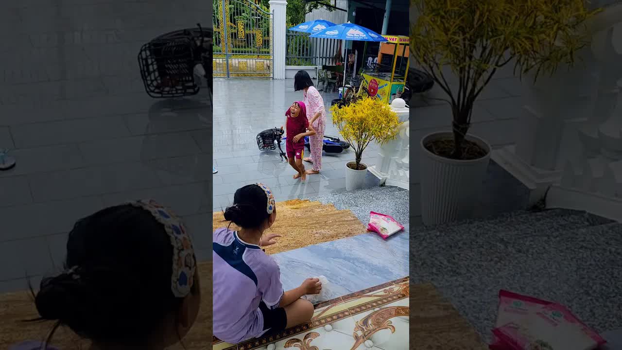 Con đi mua bánh tráng khi trời mưa