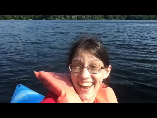 Kajakado sur lago kun Barbara