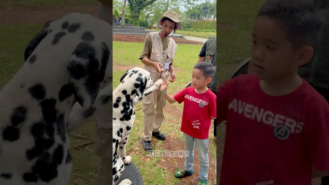 Kezo dan Papi Berani Pegang Hewan Unik