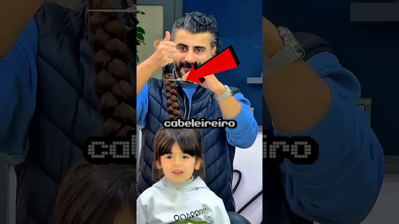 Cabeleireiro corta todo o cabelo dela