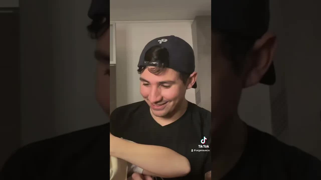 Probando un portabebés nuevo con la bebé