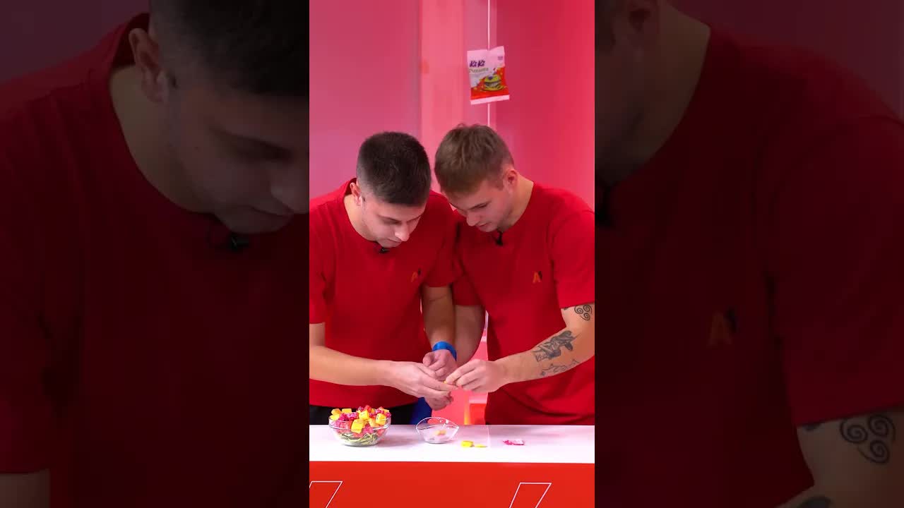Izazov odmotavanja Kiki bombona jednom rukom