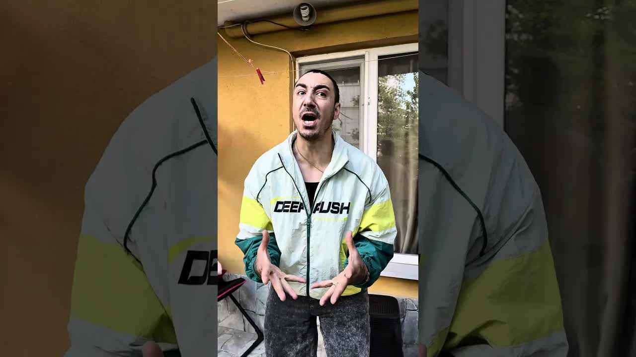 Baba çalışırken parka gitmek isteyen çocuk