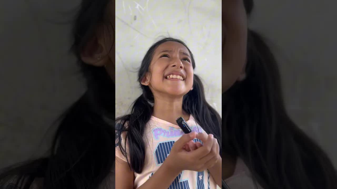 Niña pide una moneda para comer
