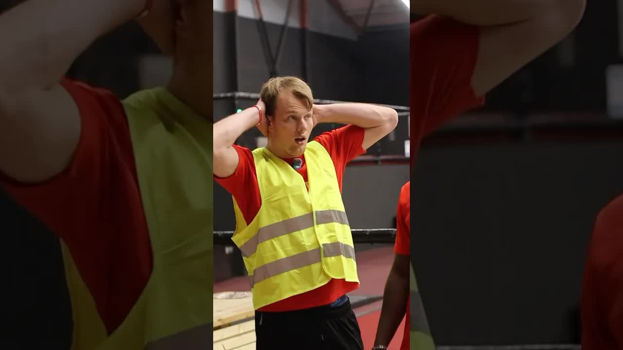 Domme medewerker met verkeerd springbandje