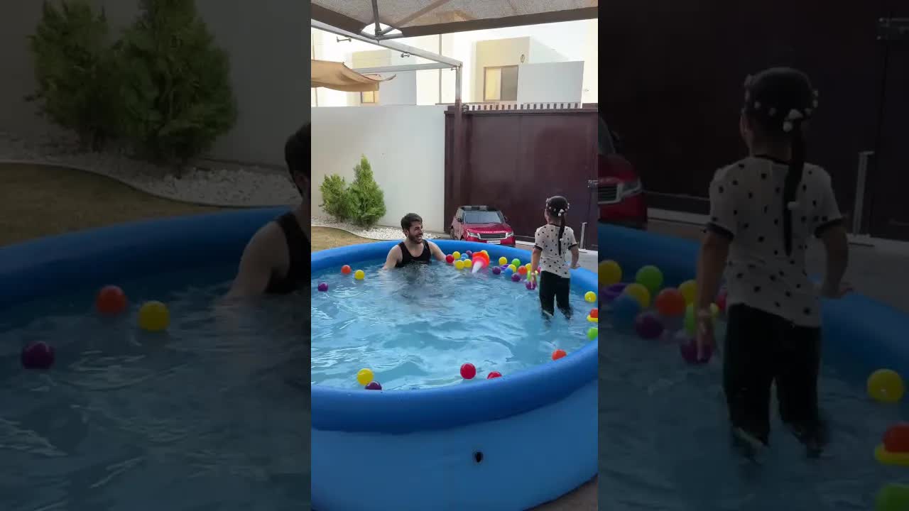 مسبح ايليا يستمتع باللعب في الماء