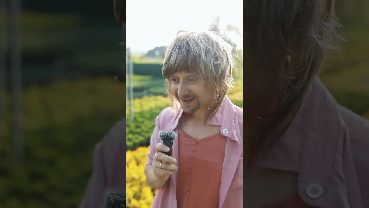 Смішний сусід безкоштовно гуляє у саду