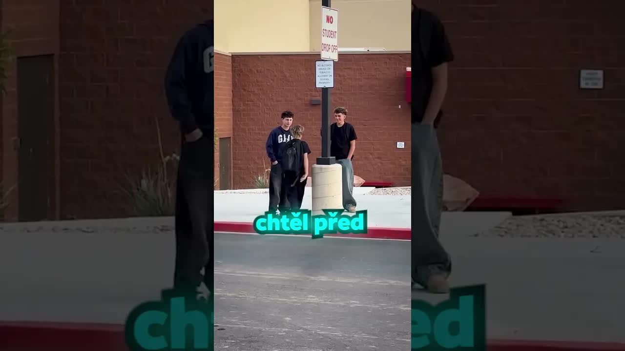 Chlapec se styděl za maminku ve škole