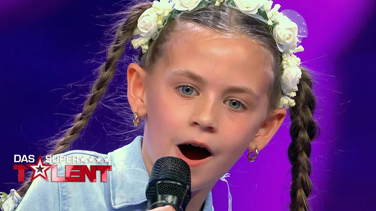 Achtjährige Sängerin auf der Supertalent-Bühne