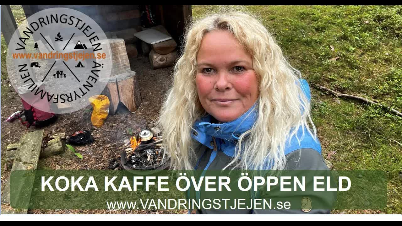 Jakt och svampplockning i skogen med kaffe över öppen eld