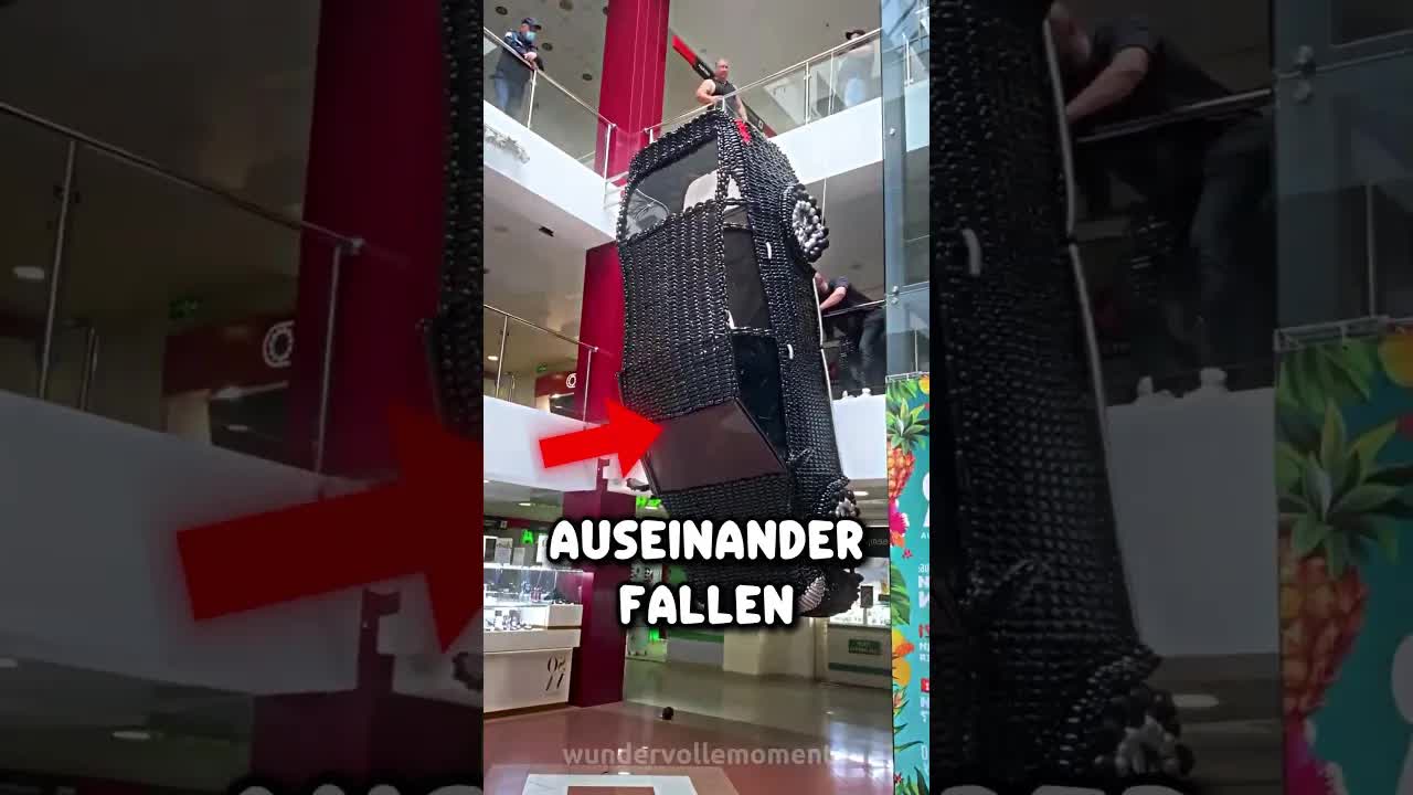 Ein Auto aus Luftballons im Obergeschoss gebaut