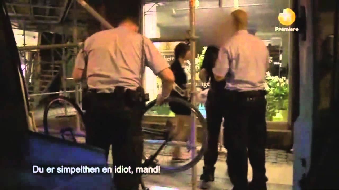 Sjov cyklist stopper af politiet