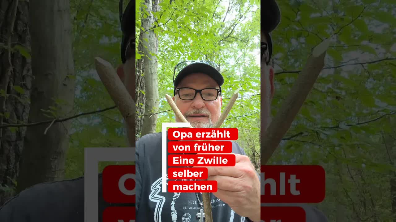 Opa zeigt eine alte Zwille aus der Kindheit