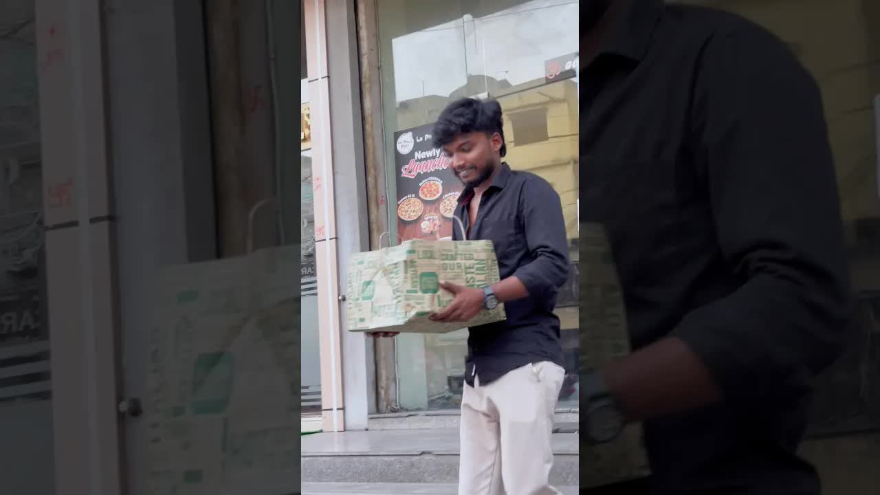 పిజ్జా కోసం బయటకు వెళ్ళిన కుటుంబ సందర్భం